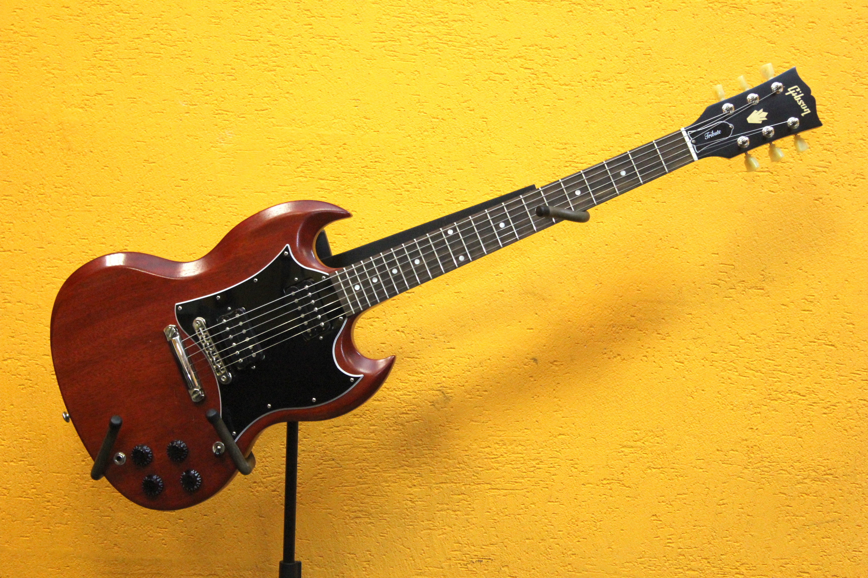 Gibson cherry. Gibson SG Tribute. Gibson 2019 SG Standard ebony AC DC. 64 Gibson GS Standard the Monkey.