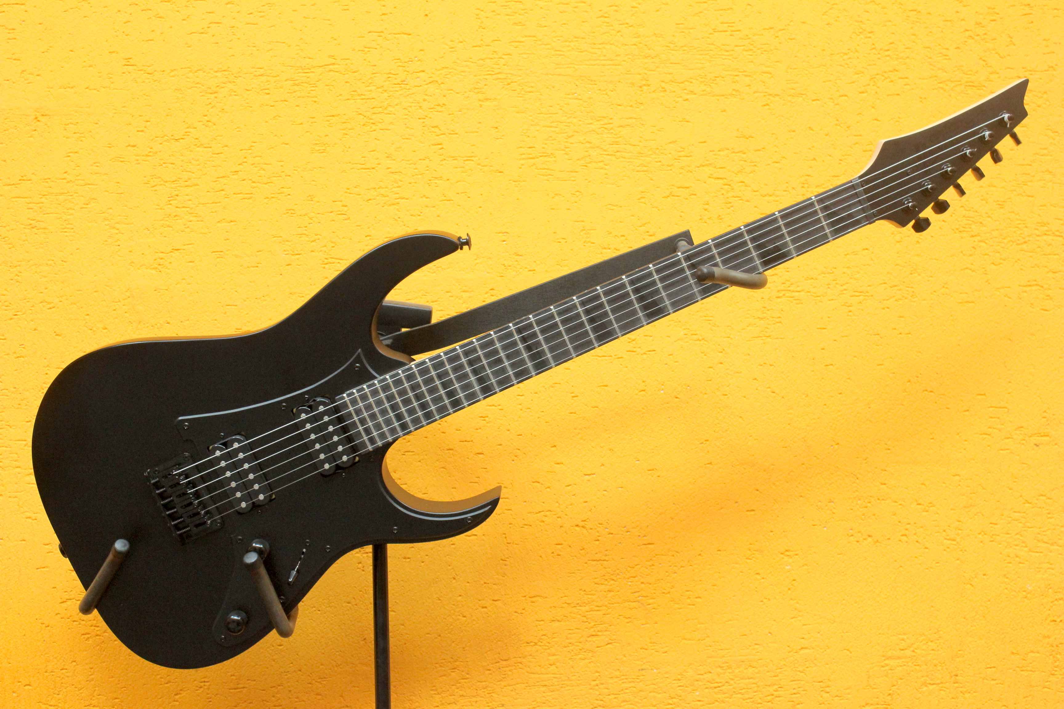 Свежий Ibanez из доступной линейки GIO, заточенный под тяжёлые стили! 